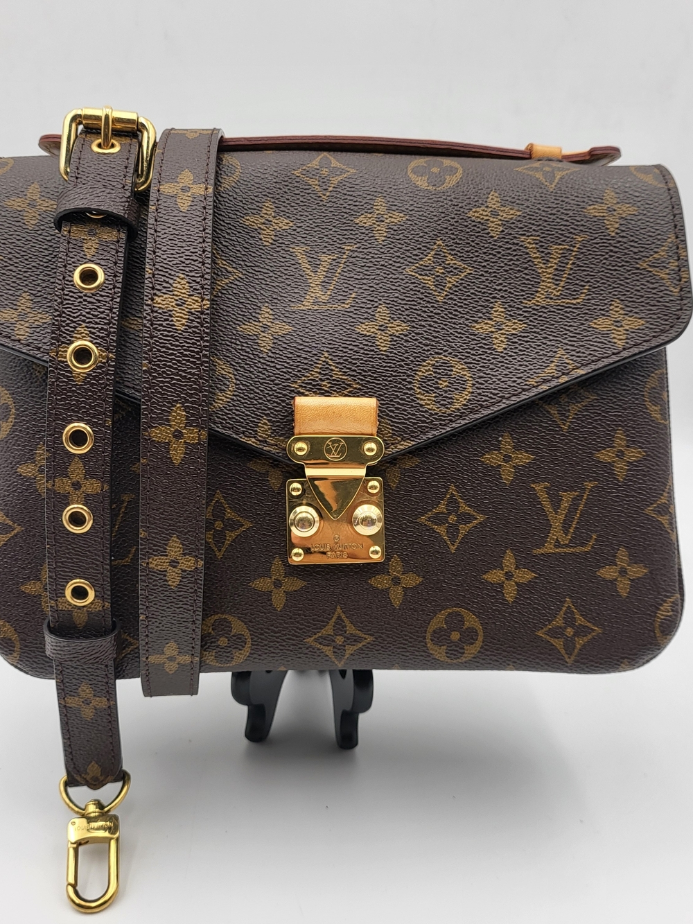 LOUIS VUITTON Monogram Pochette Metis..Authentic !!